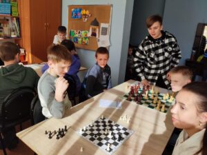 Ребята старшей группы нашего проекта "Синица" продолжают учиться игре в шахматы Ребята старшей группы нашего проекта "Синица" продолжают учиться игре в шахматы