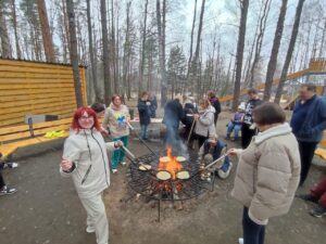 Посиделки у костра с блинами